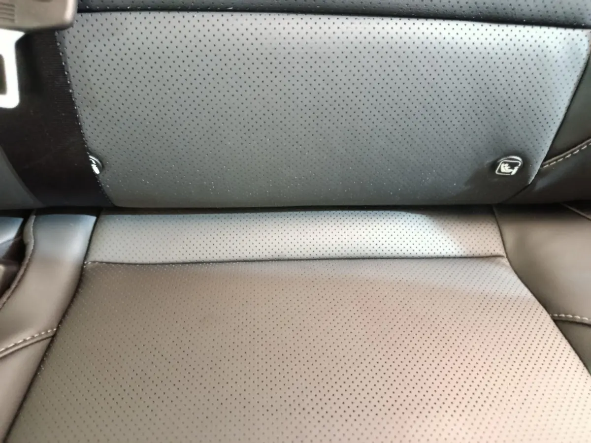 Gros plan sur la banquette arrière en cuir perforé gris foncé du MG ZS 1.5L Hybrid+ Luxury 2026.