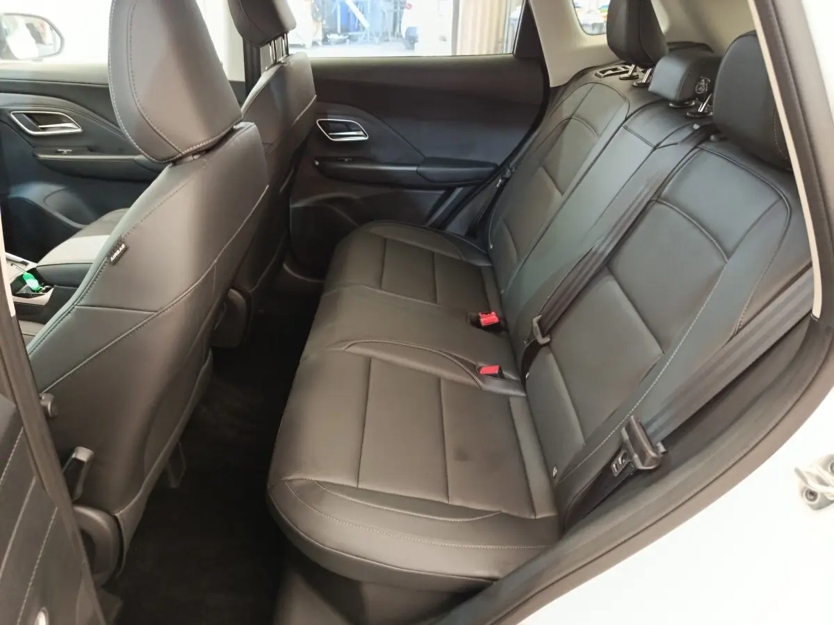 Vue intérieure côté droit montrant la banquette arrière en cuir noir du MG ZS blanc 2026.