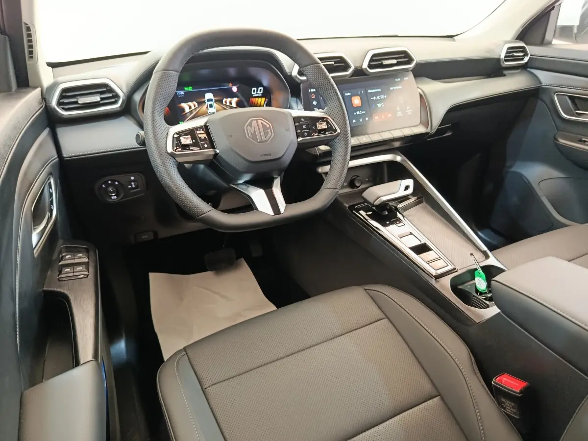 Vue intérieure côté conducteur du MG ZS 1.5L Hybrid+ Luxury 2026, tableau de bord et volant multifonctions noirs.