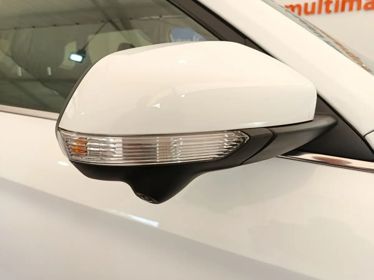 Rétroviseur droit blanc de MG ZS 1.5L Hybrid+ Luxury 2026 avec clignotant intégré et caméra sous le miroir.
