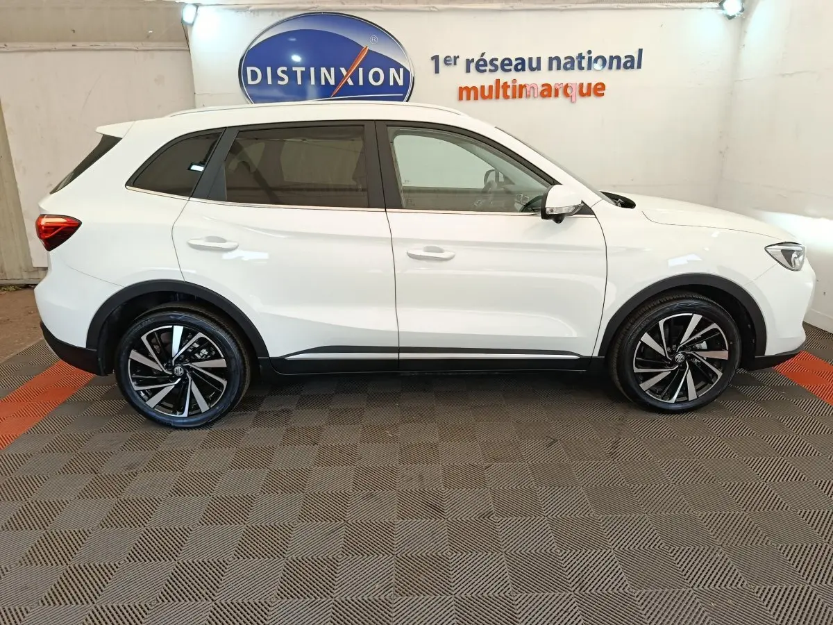 Vue de profil côté droit du MG ZS blanc 2026 avec jantes alliage noires et toit légèrement surélevé.