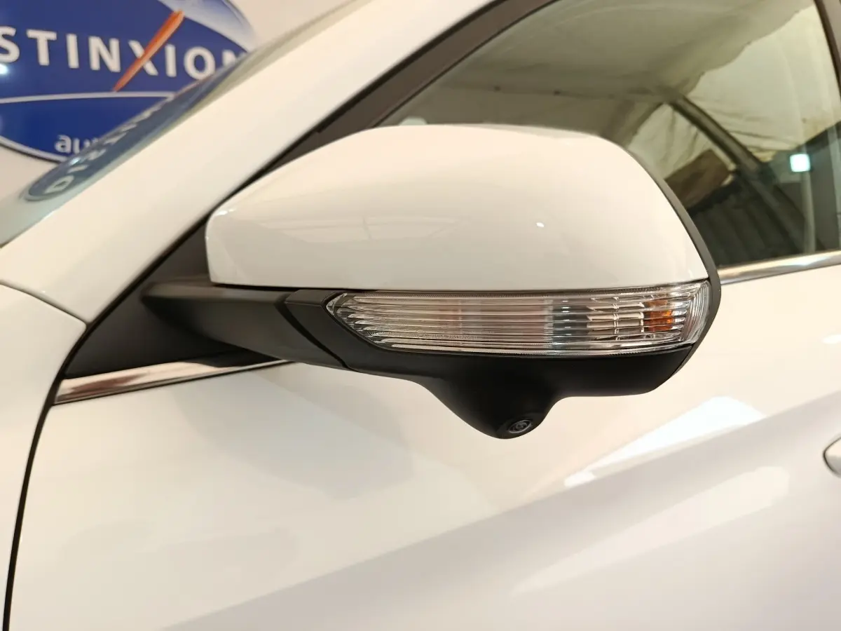 Rétroviseur droit blanc du MG ZS 1.5L Hybrid+ Luxury 2026 avec clignotant intégré et caméra de surveillance.
