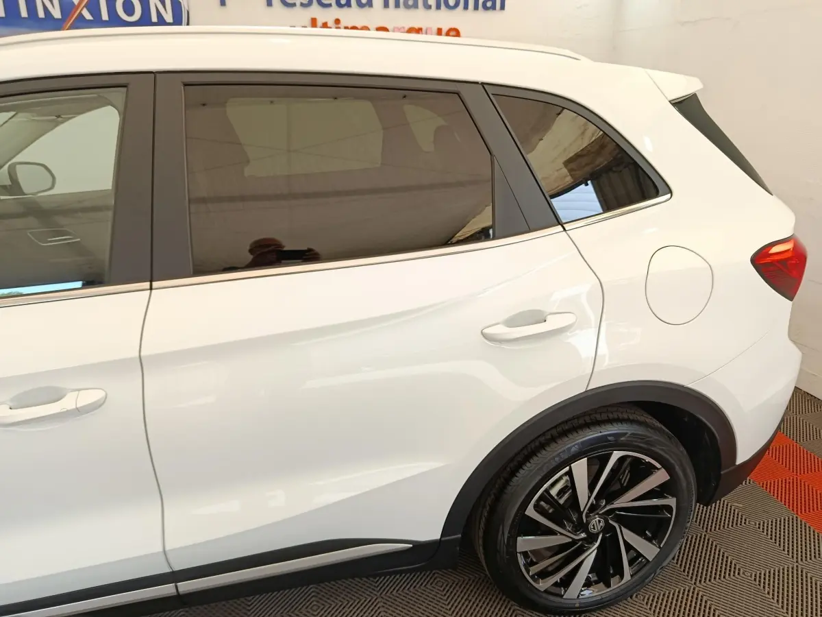 Vue latérale droite du MG ZS blanc 2026, mettant en valeur la roue alliage noire et les lignes épurées du SUV.