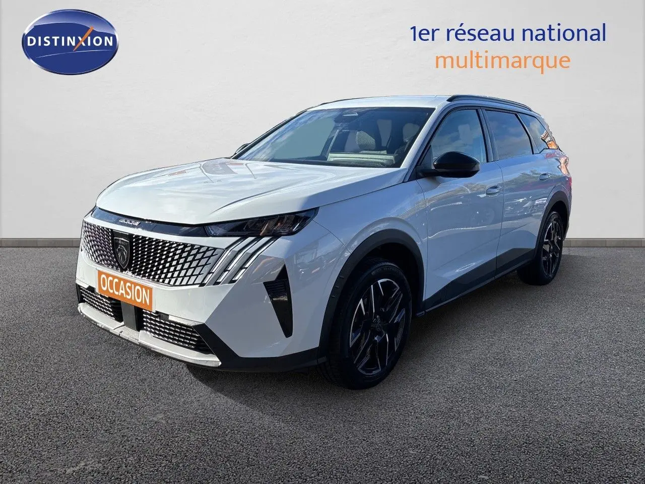 Peugeot 5008 blanc Okenite en 3/4 avant droit, SUV hybride avec calandre distinctive et jantes noires.