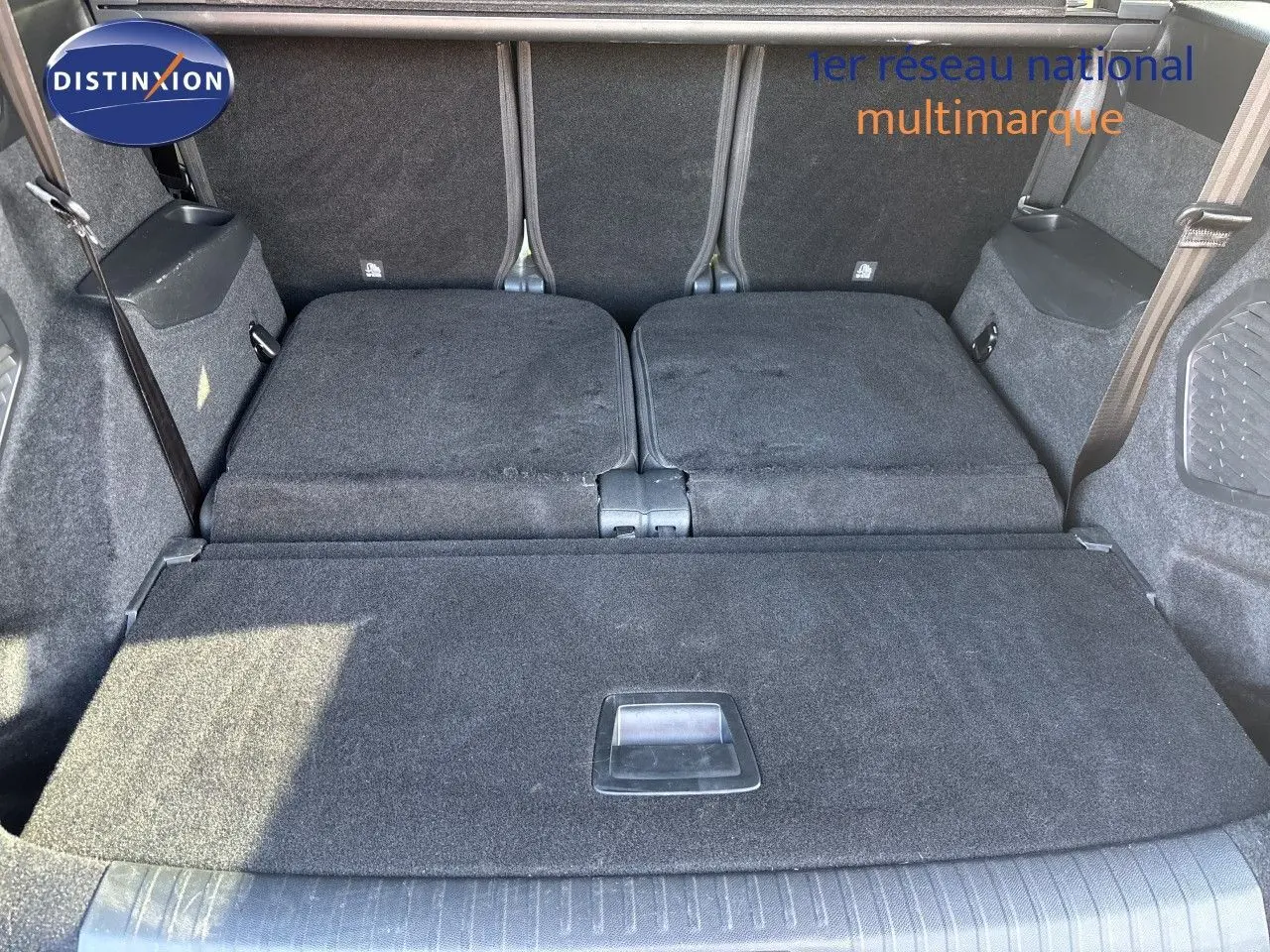 Coffre spacieux du Peugeot 5008 blanc Okenite, sièges arrière rabattus, vue depuis l'ouverture arrière.