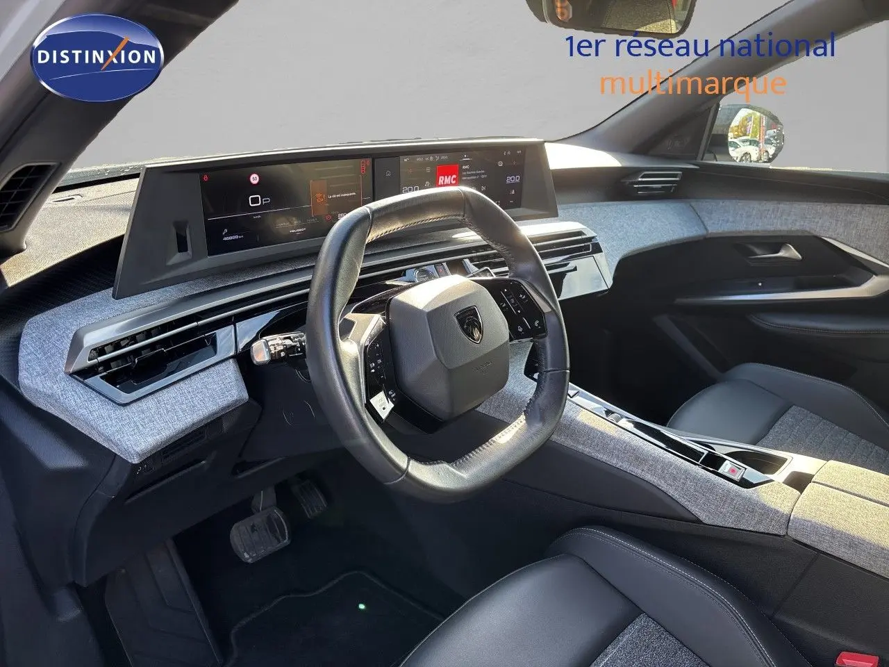Intérieur du Peugeot 5008 2025, vue côté conducteur, tableau de bord moderne avec volant compact et finitions tissu gris.