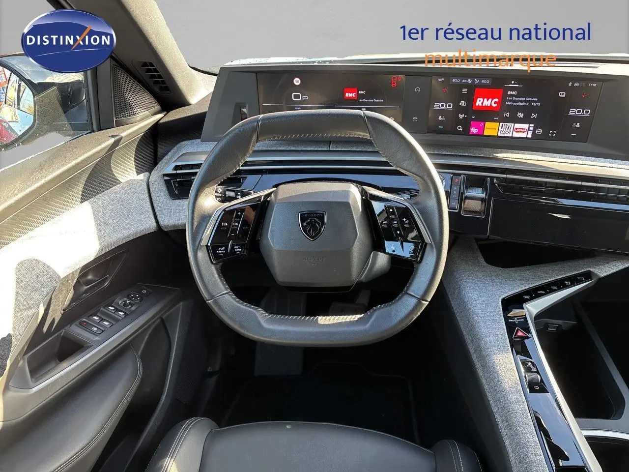 Vue intérieure du poste de conduite du Peugeot 5008 2025, volant cuir noir et tableau de bord numérique moderne.