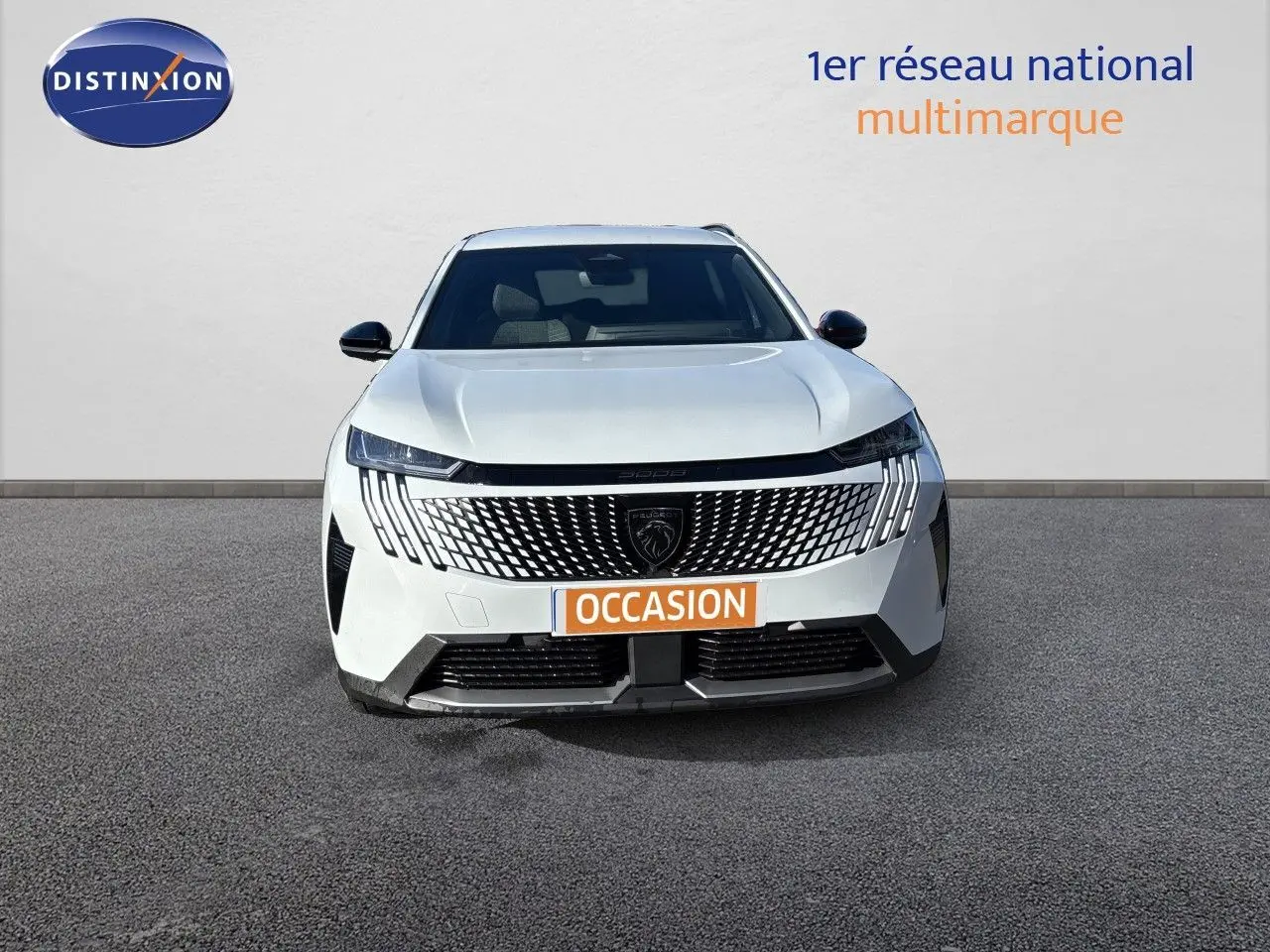 Vue frontale d'un Peugeot 5008 blanc Okenite avec calandre distinctive et plaque "OCCASION" visible.