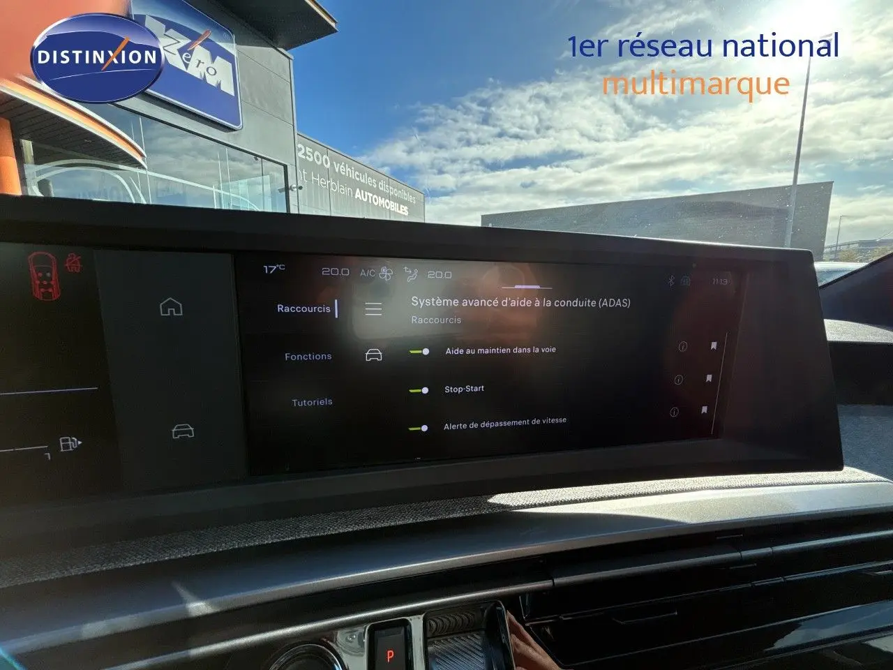 Écran tactile central du tableau de bord du Peugeot 5008 blanc, affichant les aides à la conduite avancées.