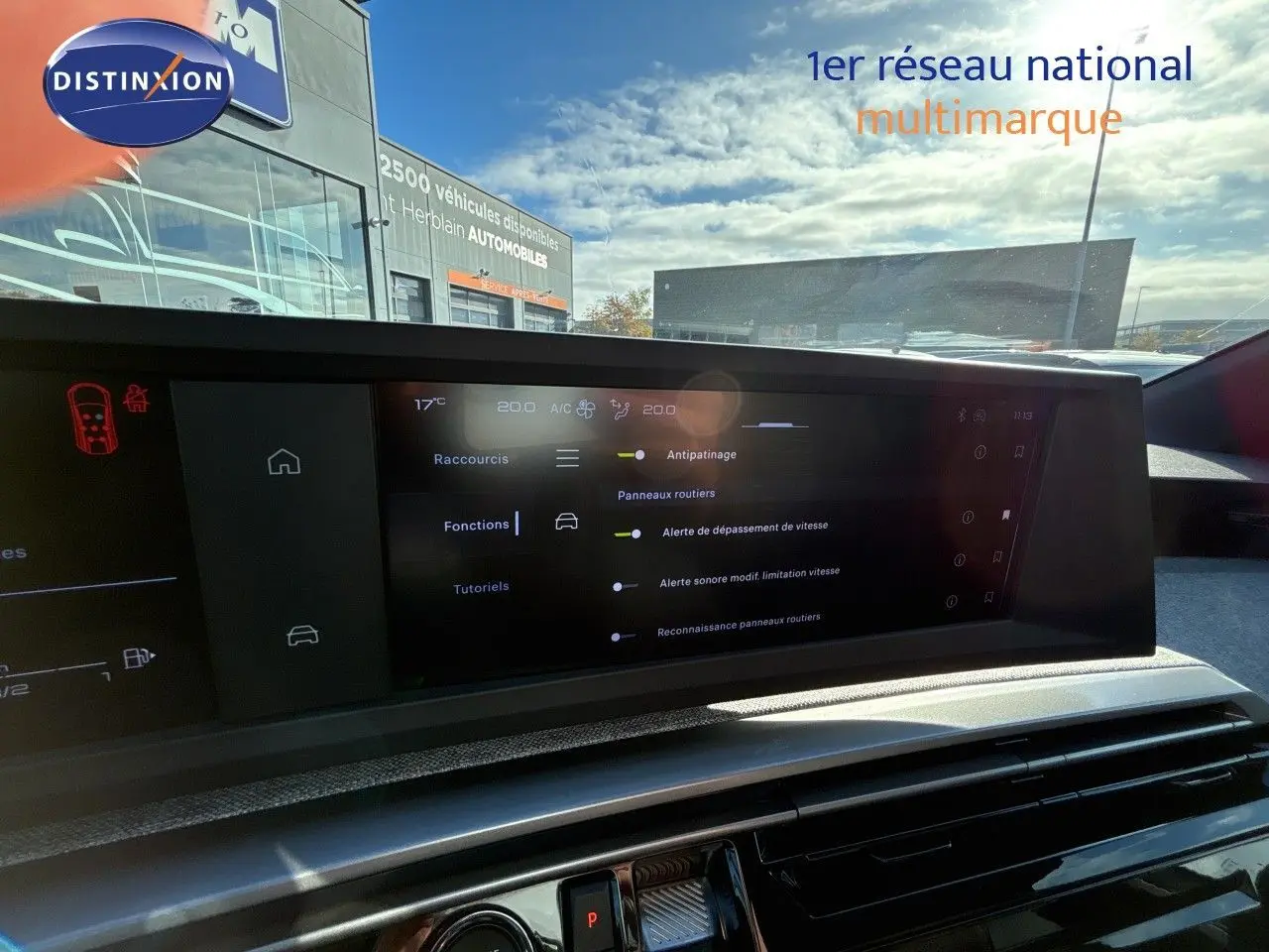 Intérieur du Peugeot 5008 2025 montrant l'écran tactile central avec réglages de conduite et climatisation.