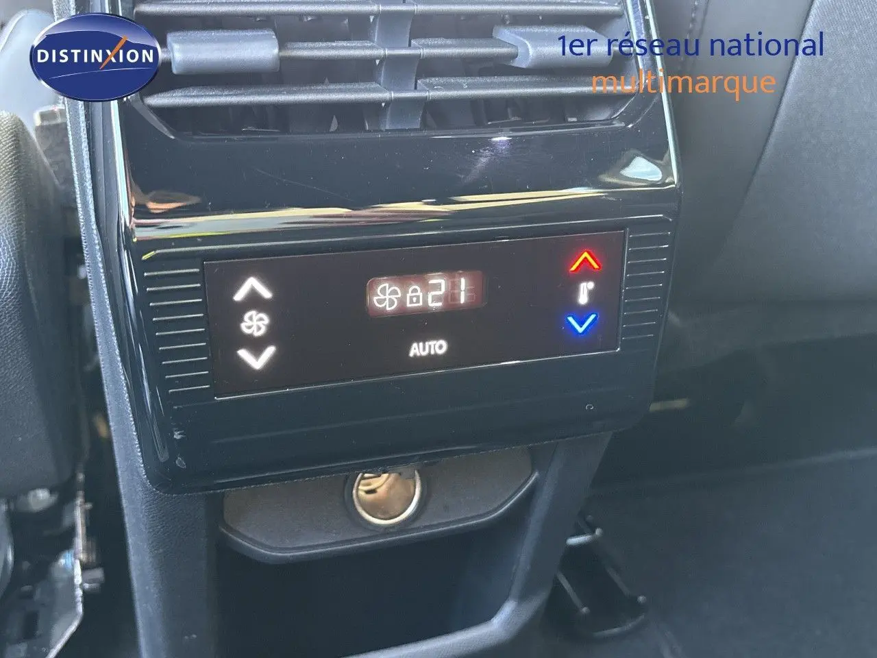 Détail de la commande de climatisation digitale du Peugeot 5008 blanc Okenite, affichant 21°C en mode automatique.