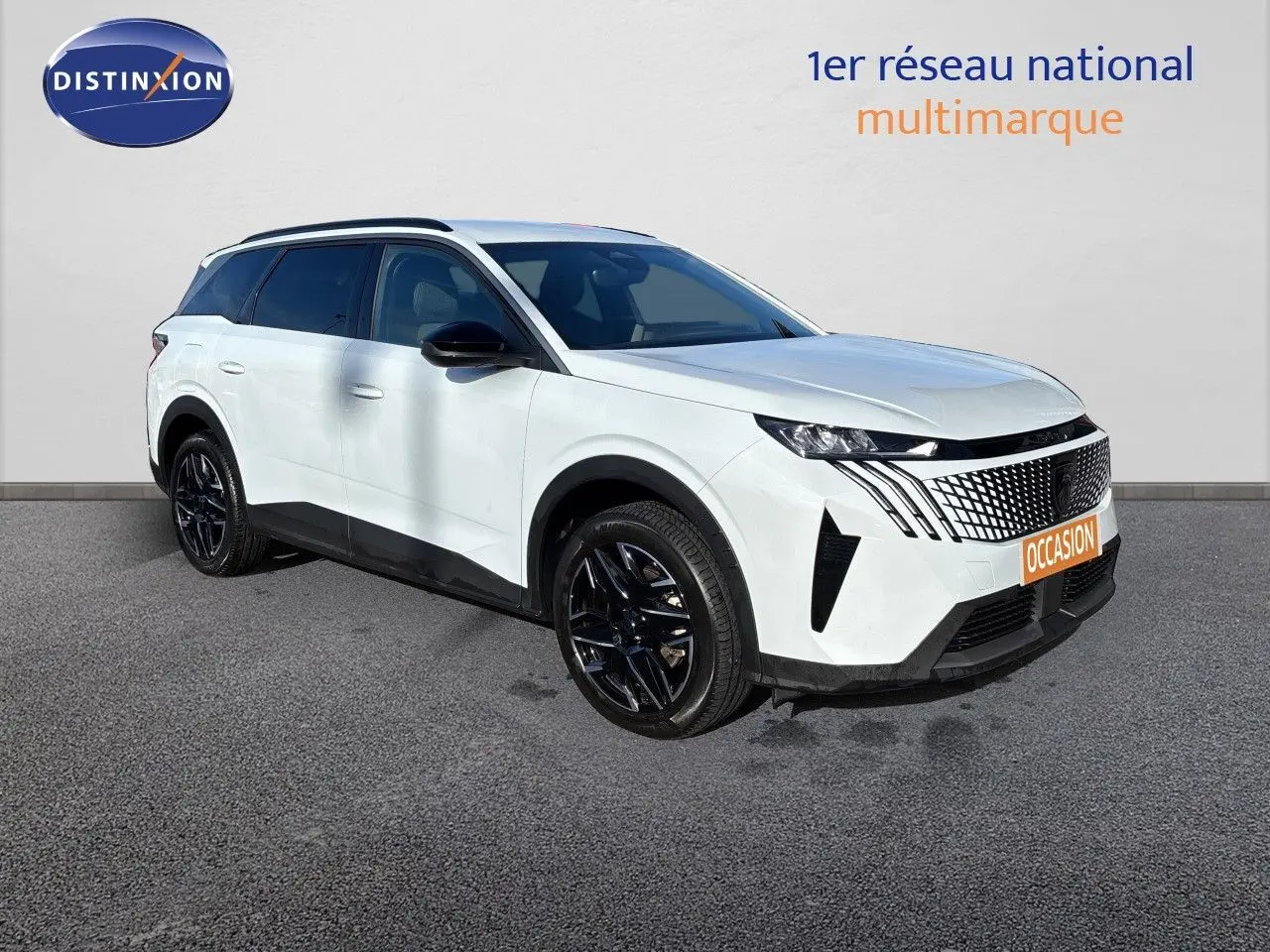 Peugeot 5008 hybride blanc Okenite en 3/4 avant droit, avec jantes noires et calandre distinctive en losanges.