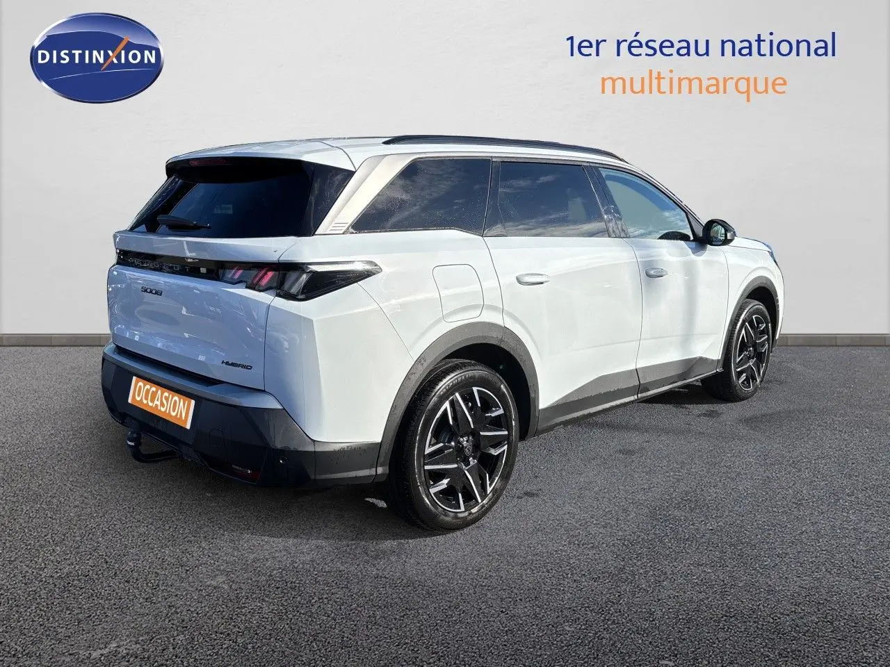 Peugeot 5008 hybride blanc Okenite en 3/4 arrière droit, jantes noires et toit contrasté visibles.