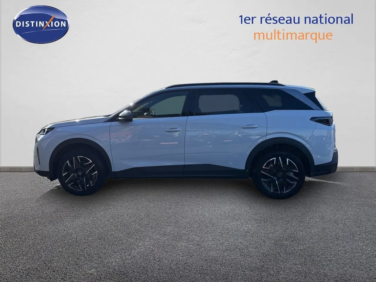Peugeot 5008 blanc Okenite en profil droit, SUV hybride 2025 avec jantes noires et toit contrasté noir.
