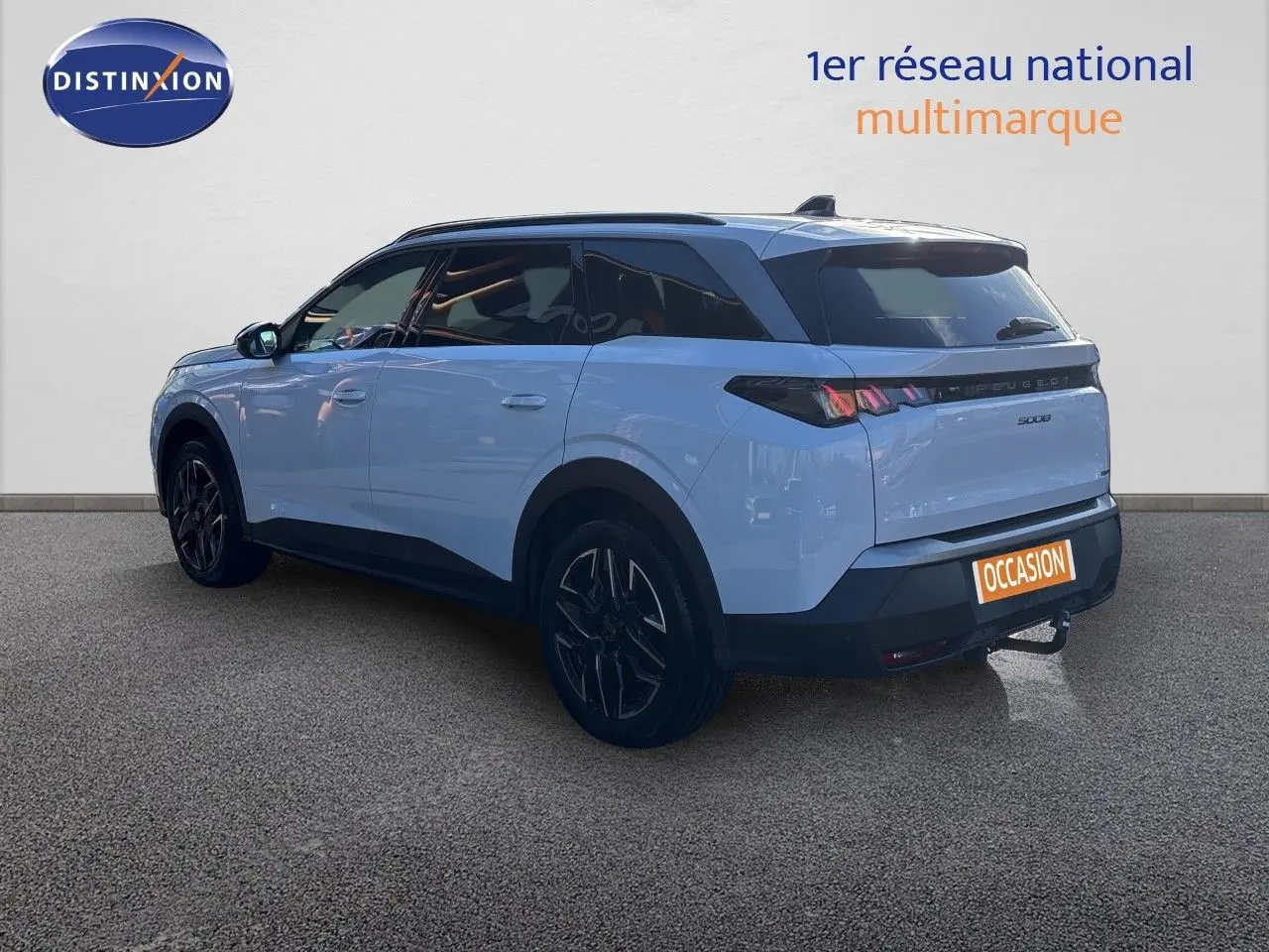 Peugeot 5008 blanc Okenite en 3/4 arrière droit, avec toit noir et jantes noires contrastantes.
