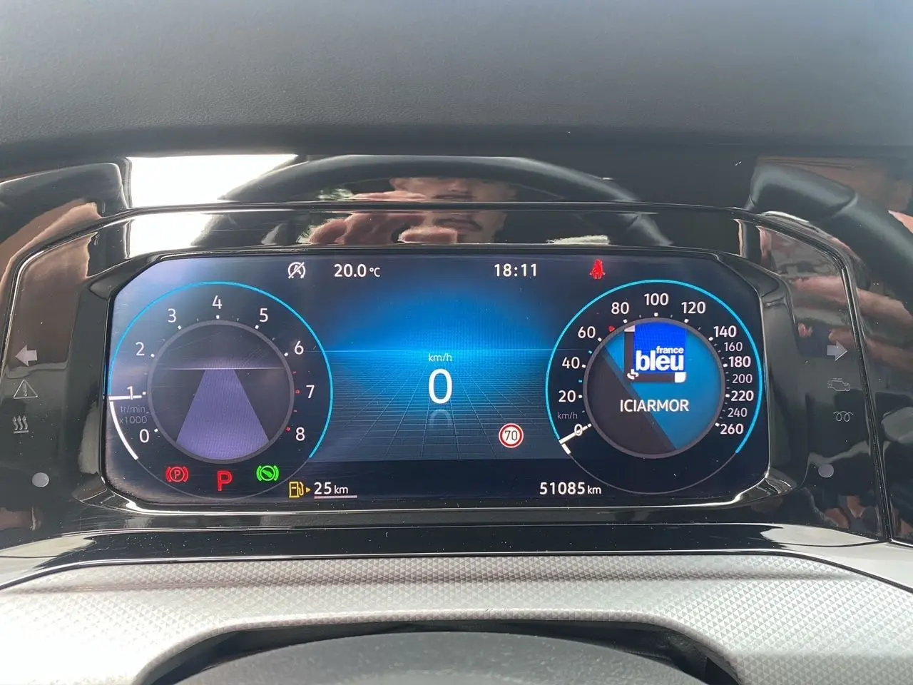Tableau de bord numérique de Volkswagen Golf VIII noir, affichant vitesse à 0 km/h et température à 20°C.