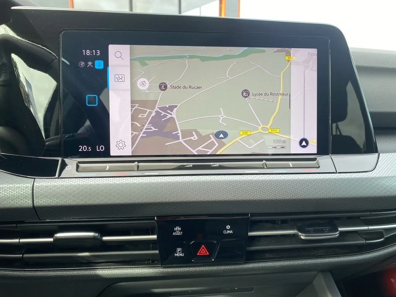 Écran tactile central avec navigation GPS dans l'habitacle noir de la Volkswagen Golf VIII 2022.