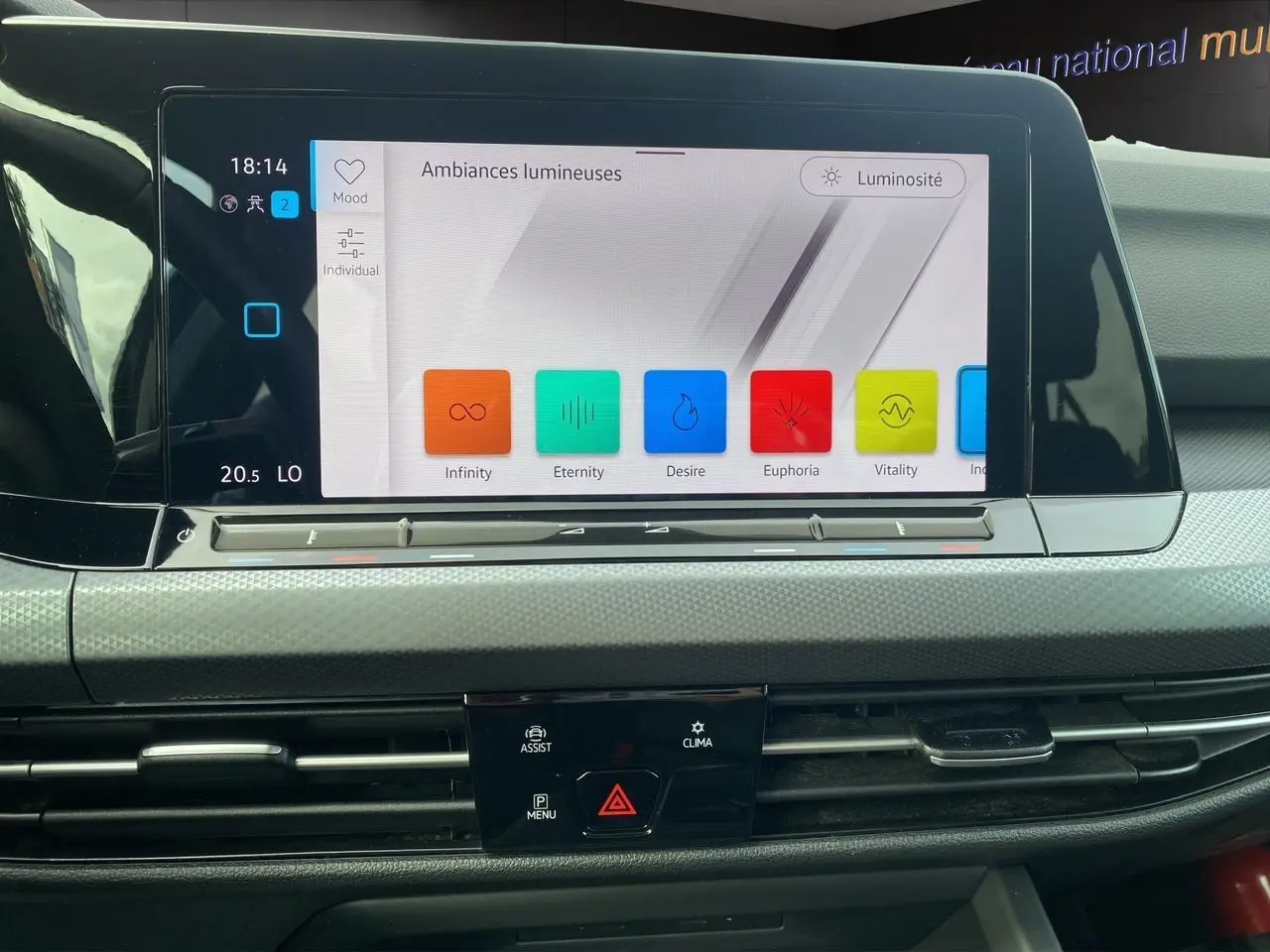 Écran tactile central de la Volkswagen Golf VIII noire affichant les options d'ambiances lumineuses dans l'habitacle.