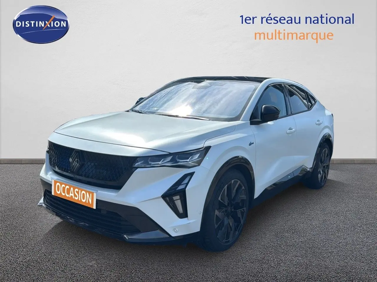 Renault Rafale 2024 blanc satin avec toit noir, vue 3/4 avant droit mettant en valeur son design sportif.