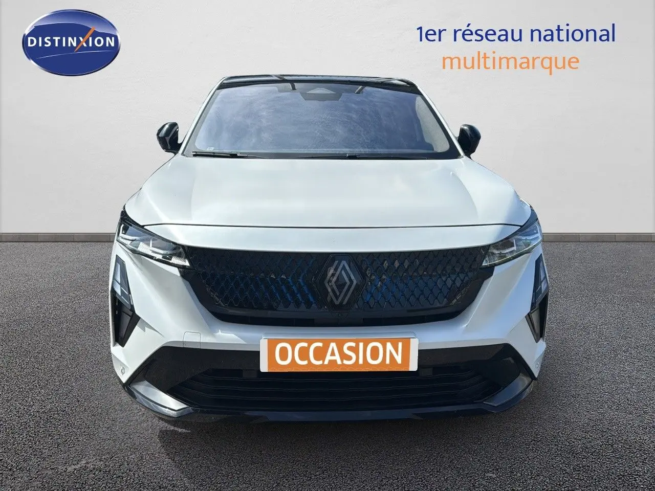 Vue frontale d'une Renault Rafale 2024 blanc satin avec toit noir, calandre noire et plaque "OCCASION" visible.