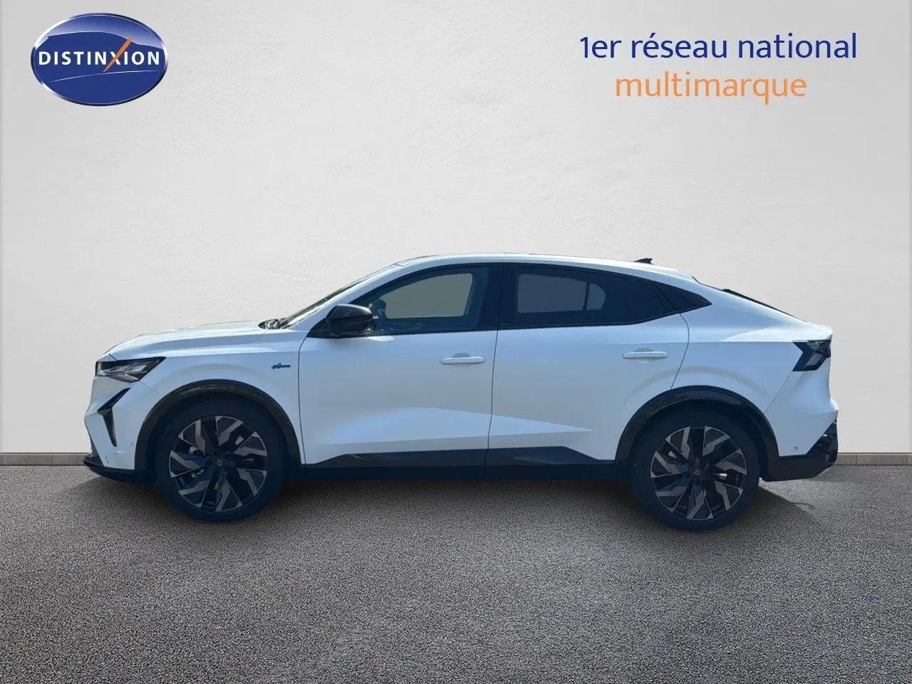 Profil latéral gauche du Renault Rafale 2024 blanc satin avec toit noir et jantes noires stylées.