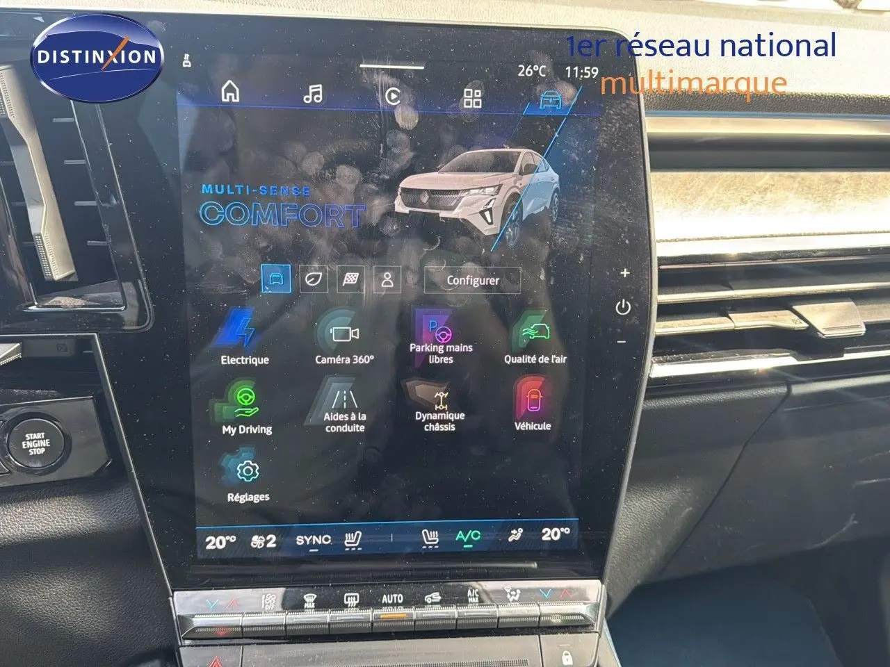 Écran tactile central affichant les options de conduite et caméra 360 dans l'habitacle d'une Renault Rafale 2024 blanc satin.
