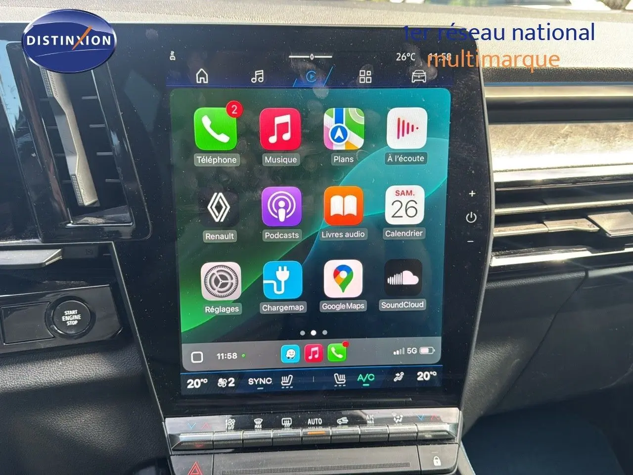 Écran tactile central du tableau de bord de la Renault Rafale 2024 avec interface connectée et commandes climatisation visibles.