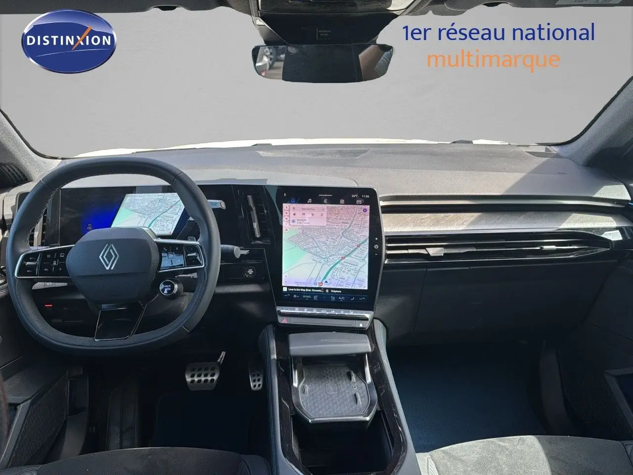 Intérieur de la Renault Rafale 2024, vue frontale sur le tableau de bord noir avec écran tactile central et volant multifonction.
