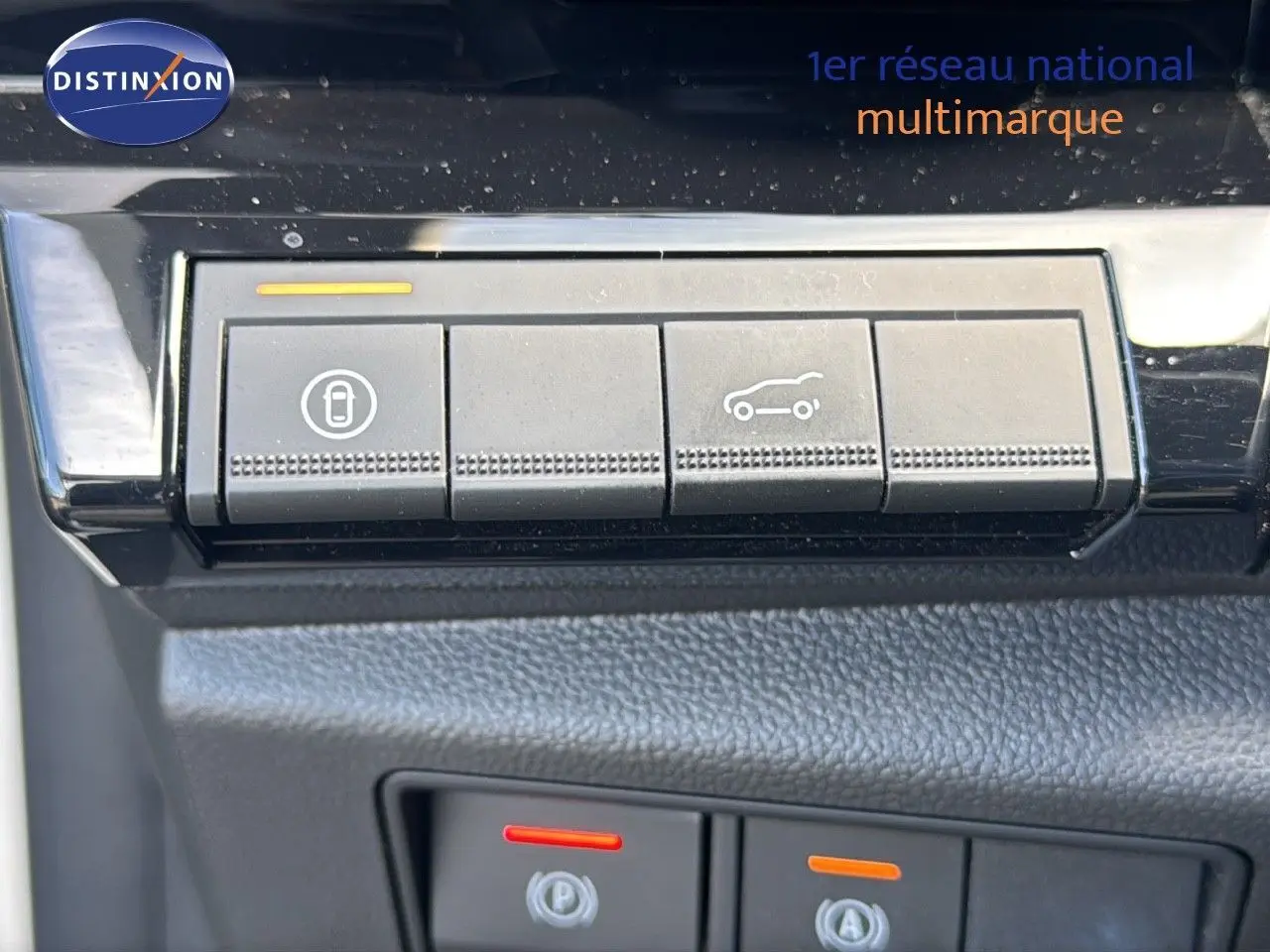 Gros plan sur les boutons de commande intérieurs du Renault Rafale 2024, finition blanc satin et toit noir.