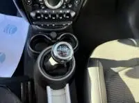 Gros plan sur le levier de vitesse manuel d'une MINI Countryman Cooper 122 Pack Chili blanche, intérieur côté conducteur.