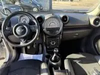 Intérieur de la MINI Countryman Cooper 122 Pack Chili 2012, vue du tableau de bord et volant côté conducteur, ambiance noire.