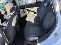 Intérieur arrière droit d'une MINI Countryman Cooper 122 Pack Chili blanche de 2012, sièges en tissu gris visibles.