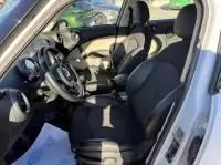 Intérieur de la MINI Countryman Cooper 122 Pack Chili 2012, vue côté conducteur, sièges noirs et tableau de bord visible.