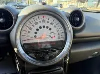 Gros plan sur le compteur central blanc et noir d'une MINI Countryman Cooper 122 Pack Chili essence 2012, intérieur noir.