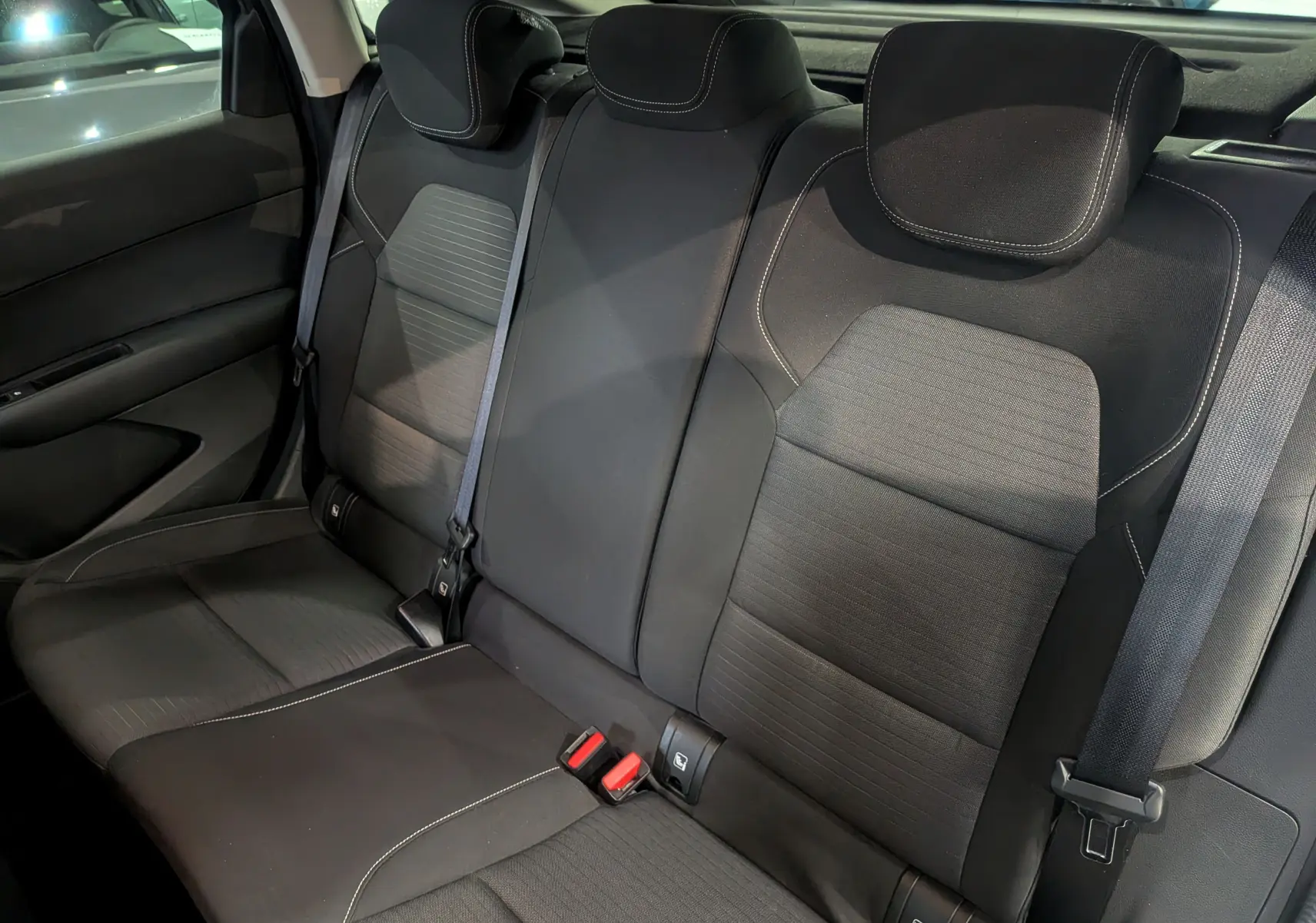 Vue intérieure sur la banquette arrière en tissu noir du Renault Arkana TCe 140 CH EDC BUSINESS 2022.