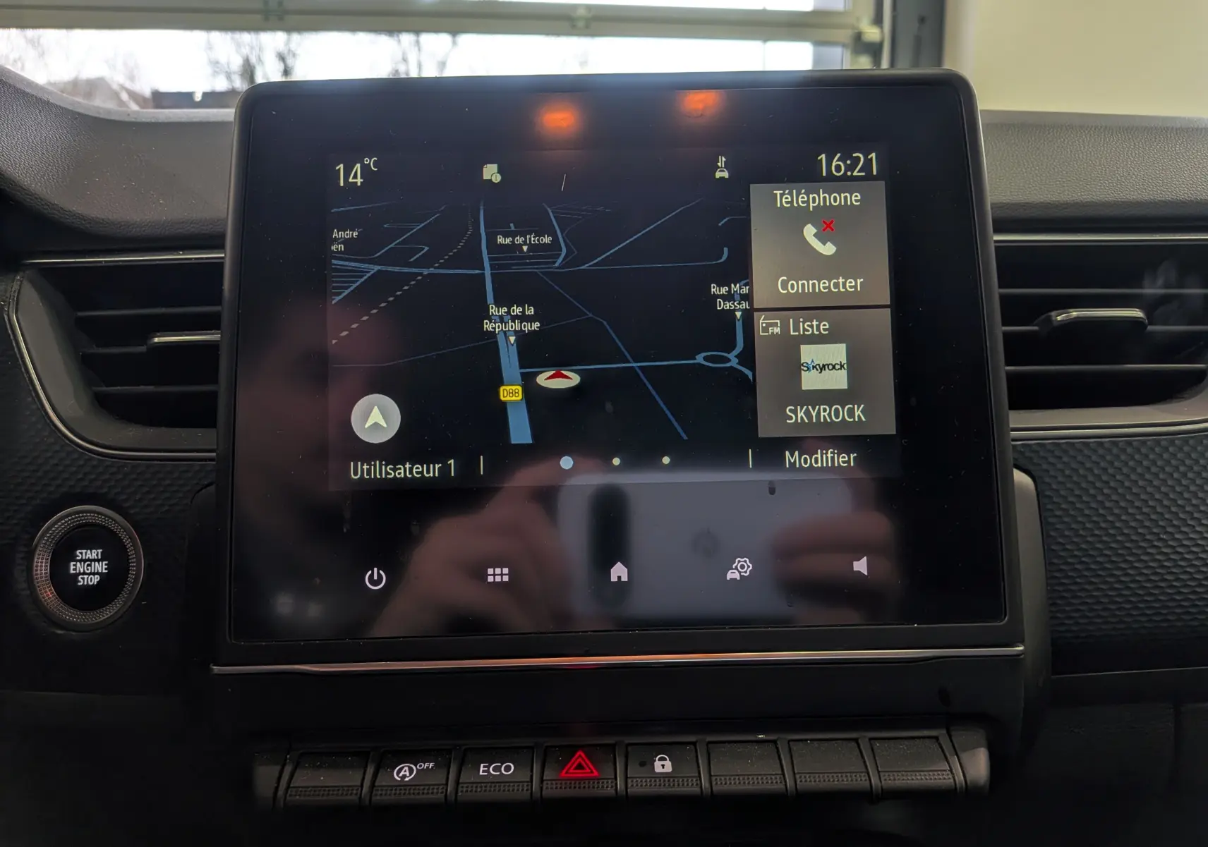 Écran tactile central du tableau de bord du Renault Arkana TCe 140 Business 2022, affichant la navigation et les options téléphone.