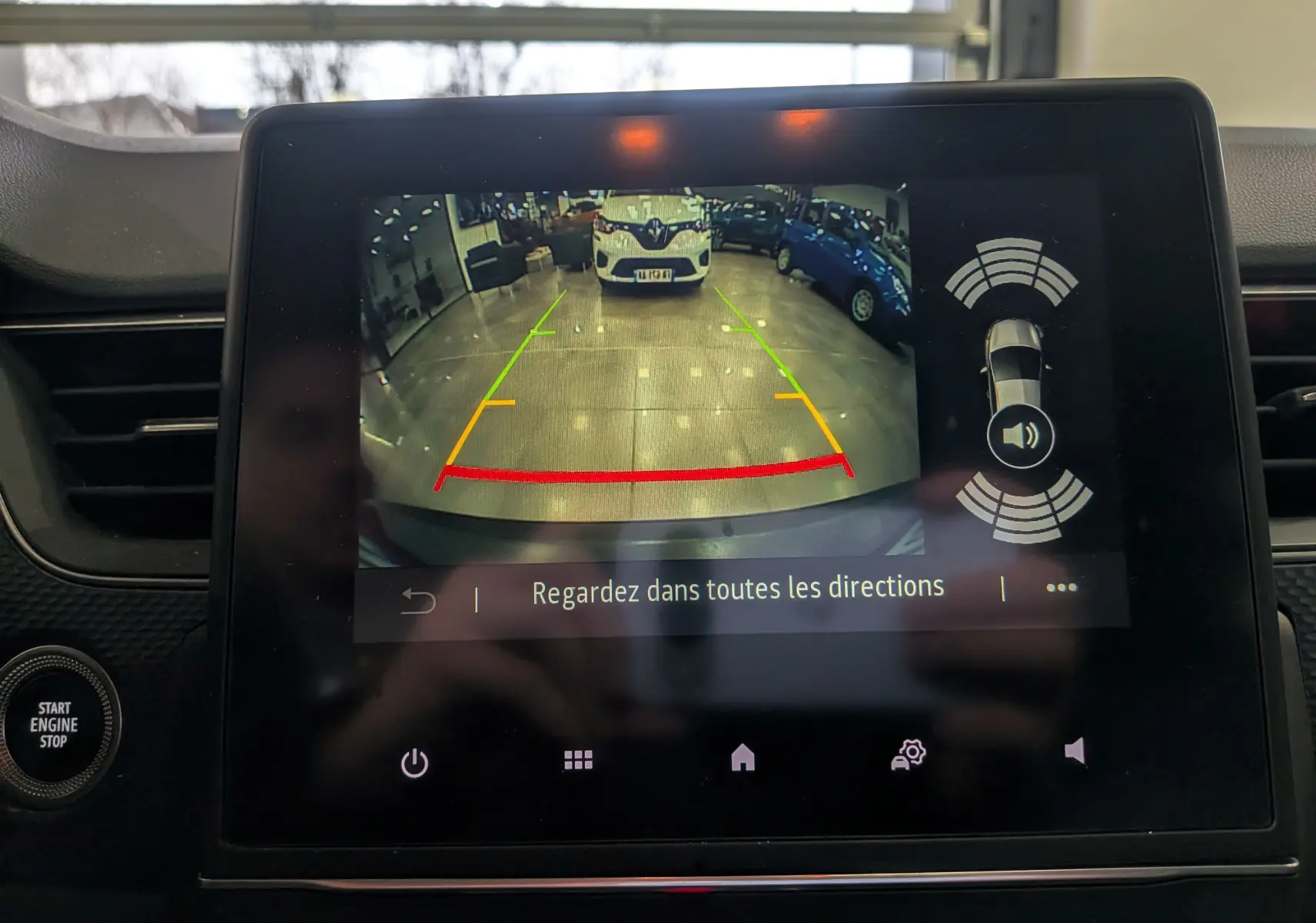 Écran de caméra de recul du Renault Arkana TCe 140 Business montrant l’arrière avec lignes de guidage colorées.