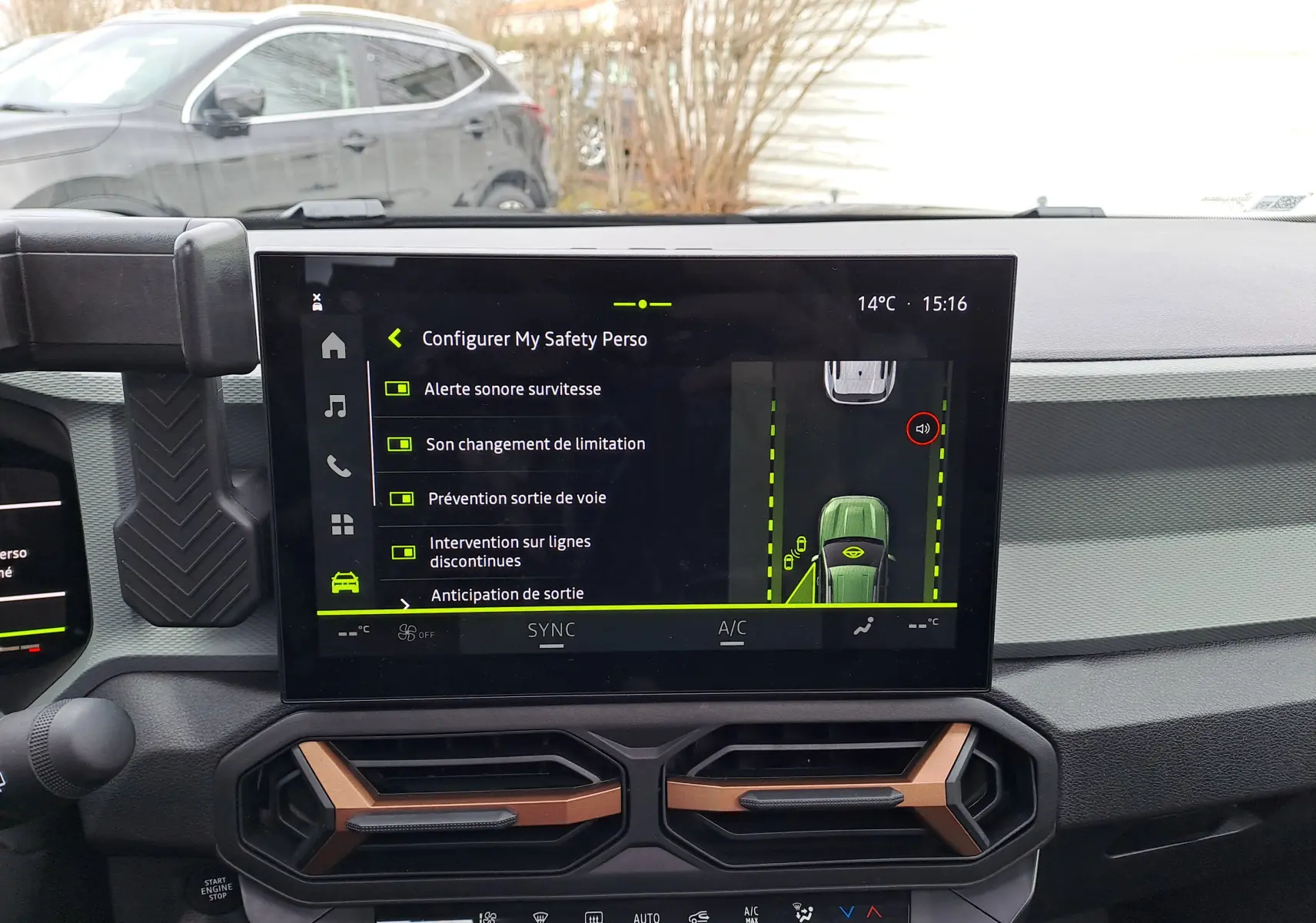 Vue intérieure centrée sur l'écran tactile du tableau de bord du Dacia Bigster 2025, affichant les réglages de sécurité.