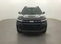 Vue 3/4 avant droit du Dacia Bigster noir nacré avec rétroviseurs couleur bronze et jantes bi-ton distinctives.