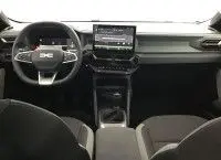 Vue en plongée du toit noir nacré du Dacia Bigster 2025, mettant en valeur le toit ouvrant et les barres de toit.