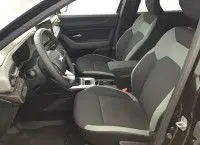 Toit ouvrant panoramique ouvert sur le dessus d’un Dacia Bigster noir nacré, vue en plongée depuis l’avant droit.