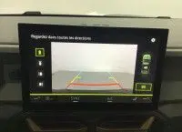 Vue intérieure frontale du tableau de bord et volant du Dacia Bigster 2025, avec écran tactile et levier de vitesses manuel.