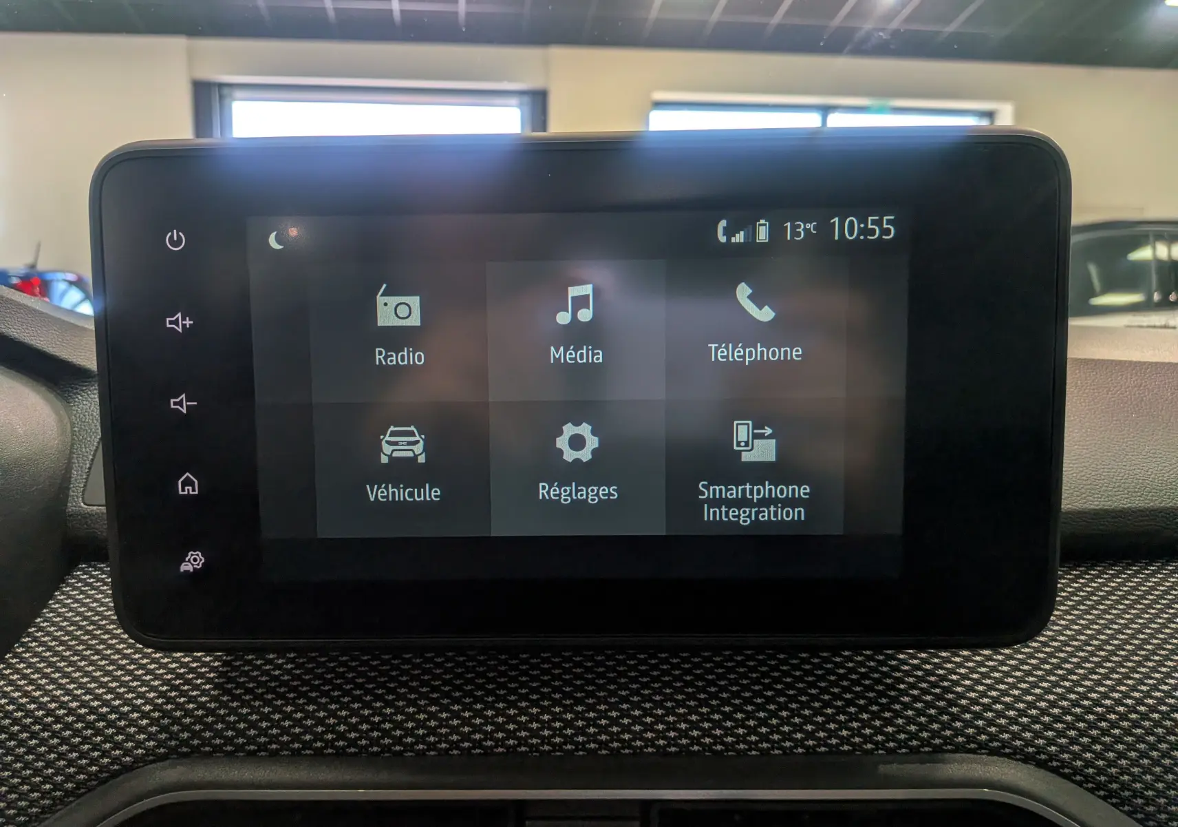 Écran tactile central du tableau de bord de la Dacia Sandero TCe 90 gris schiste, affichant les options multimédia et réglages.