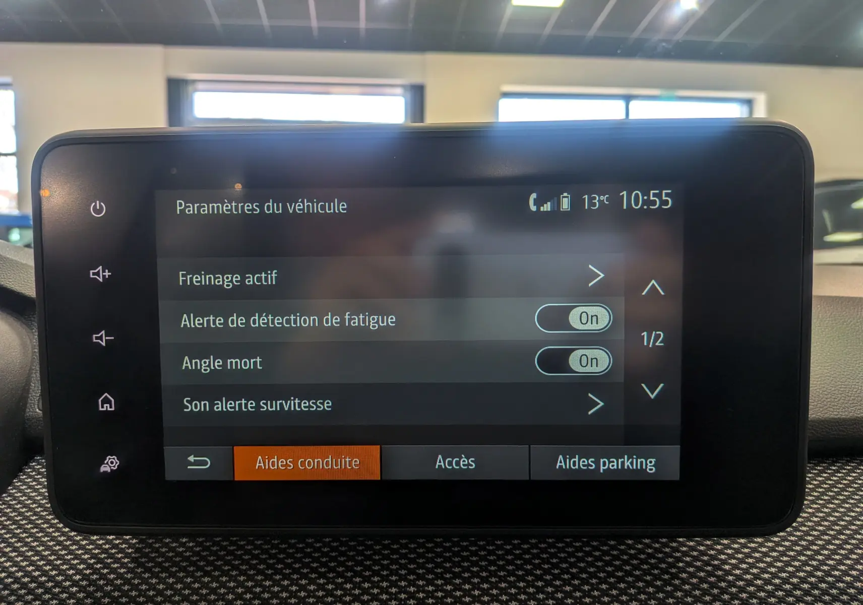 Écran tactile intérieur affichant les paramètres d'aide à la conduite du Dacia Sandero gris schiste, vue de face.