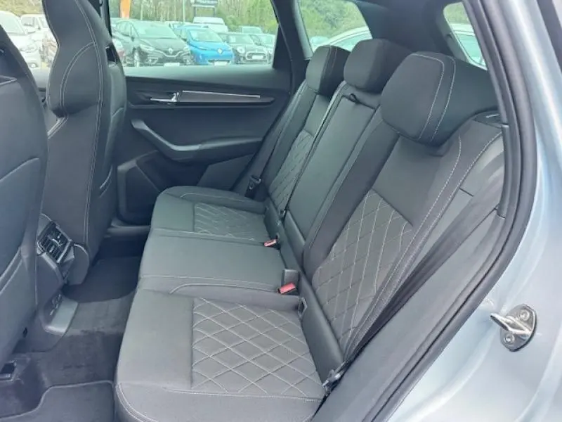 Vue côté droit de la banquette arrière noire avec surpiqûres en losange du Skoda Karoq gris diamant 2025.