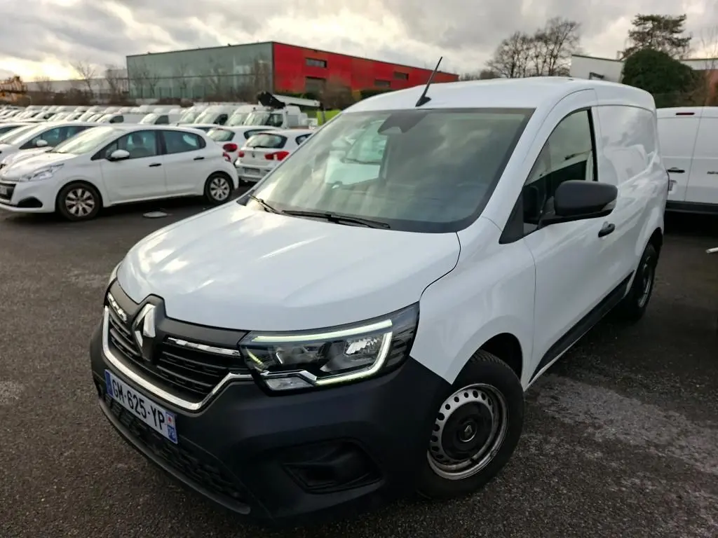Renault Kangoo blanc vue 3/4 avant droit, fourgonnette utilitaire avec calandre noire et jantes acier.