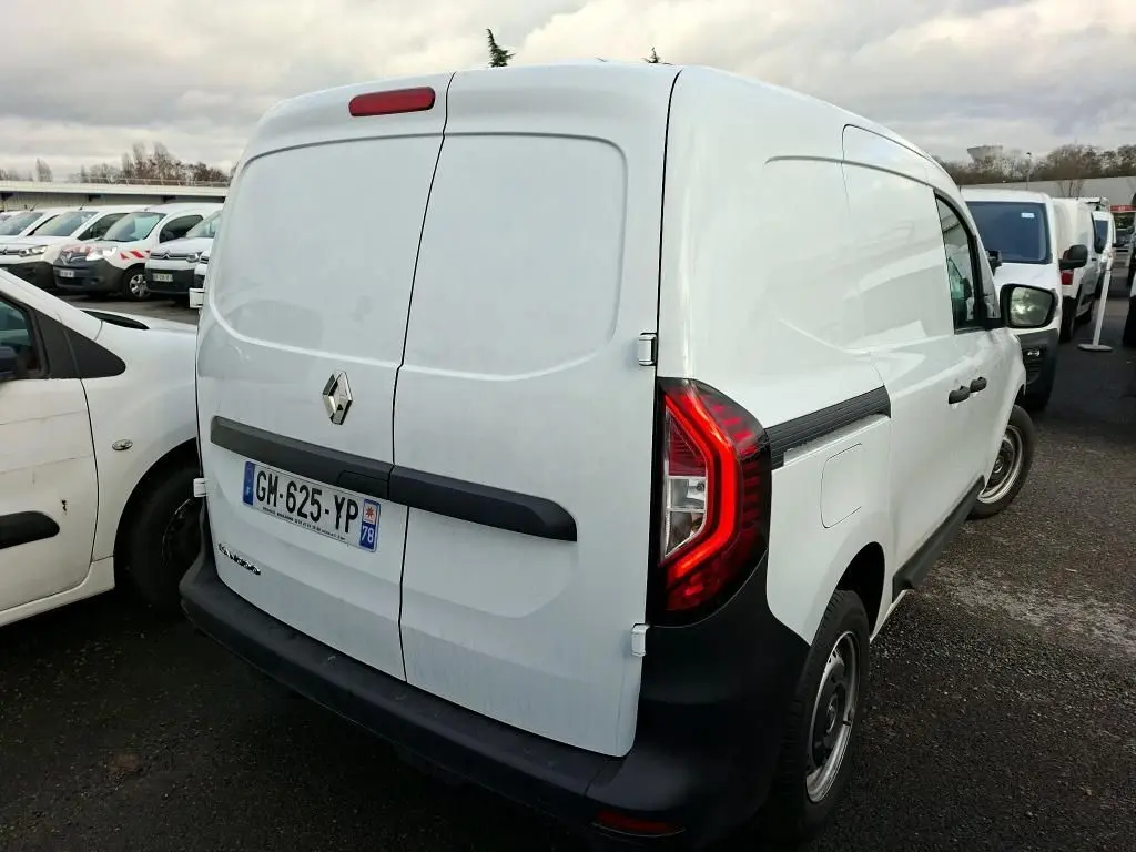 Vue 3/4 arrière droite d’un Renault Kangoo blanc utilitaire avec portes arrière battantes et feux arrière rouges.
