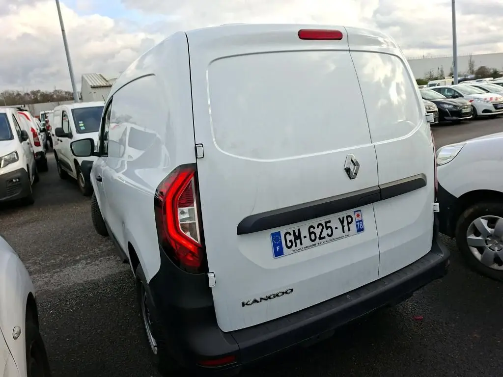 Vue 3/4 arrière droite d’un Renault Kangoo blanc 2023 avec feux arrière allumés et plaque d’immatriculation française.