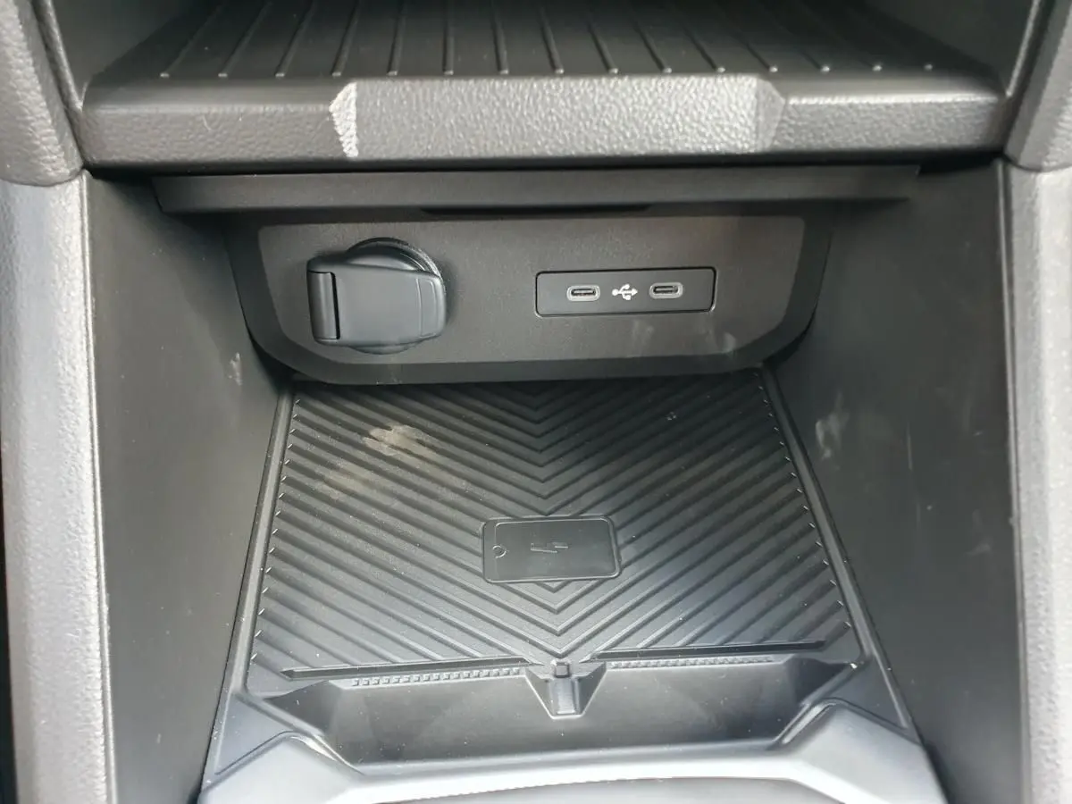 Gros plan sur la console centrale du Dacia Duster 2026 montrant deux prises USB type C et un espace de rangement noir.