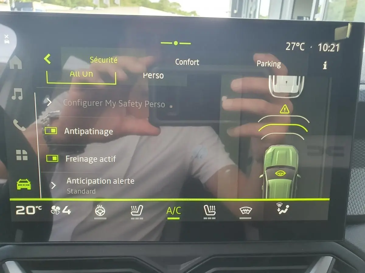 Écran tactile du tableau de bord du Dacia Duster 2026 affichant les aides à la conduite en mode sécurité.